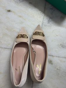 Elegant Beige Flats with Gold Buckle Accent