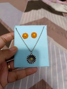 Daisy Necklace and Earrings Set