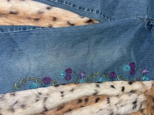 IT GIRL Y2K Embroidered Capri Jeans