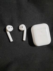 Apple Airpords Wireless Earbuds with Charging Case