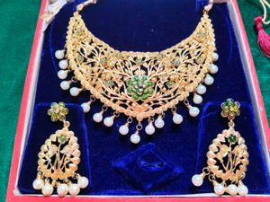 Exquisite Gold &amp; Pearl Necklace Set