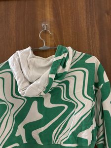 Green &amp; White Swirl Crop Hoodie