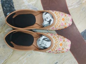 Embroidered Juttis