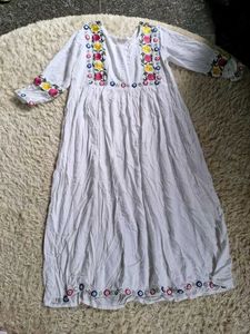 meeranshi Elegant White Kurta Set with Floral Embr