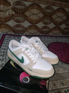 Nike Dunk Low SB Sneakers