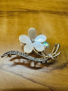 Elegant Flower claw with Crystals premium