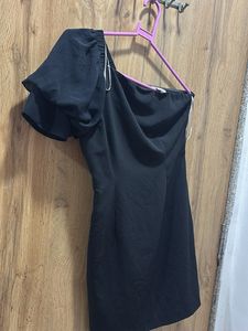 Chic Black One-Shoulder Dress
