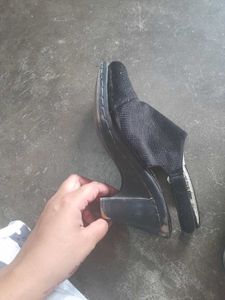 SUEDE BLACK HEELS 👠