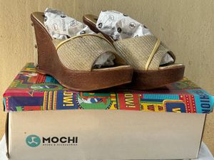 mochi Golden wedges footwear