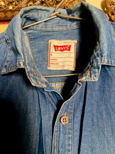 Levi’s Brand Denim Shirt Having Sleeves Till Elbow.