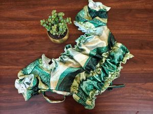 🌿Cute 💕 Shein Green Patterned Top
