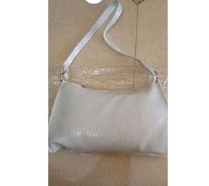 Chic White Crocodile Texture Shoulder Bag
