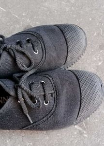 Black tennis shoes