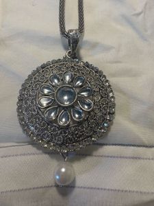 Exquisite Silver Pendant Necklace with Pearl