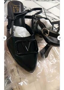 Chic Black Slingback Heels