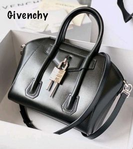 GIVENCHY**MODEL✅ANTIGONA LOCK LEADER BAG*