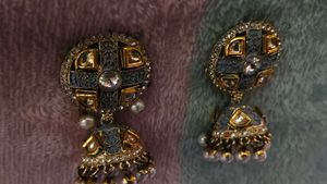 Elegant Jhumka &amp; Maang Tikka Set