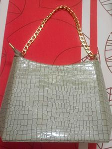Chic Croc-Embossed Shoulder Bag with Gold Chain