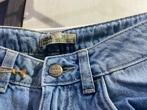 Stylish Light Wash Split Hem Jeans