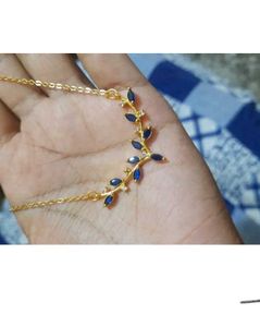Elegant Leaf Design Necklace