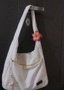 Chic White Sling Bag with Flower Accent