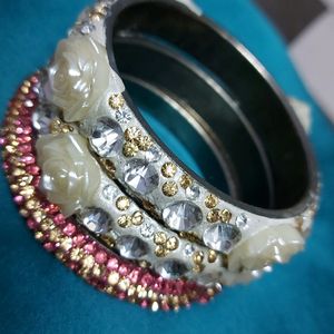🤩beautiful pink colour stone studded bangles and cream toned flower attaches beautiful kadas😍both can be paired with each other ,looks great😍
