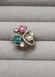 Cute Floral Ring with Crystals