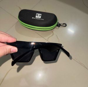 Stylish Black Cat-Eye Sunglasses with Case