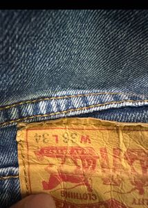 Levi's Light Wash Jeans - Stylish and Comfortable