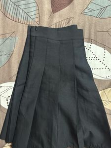 Chic Black Pleated Mini Skirt