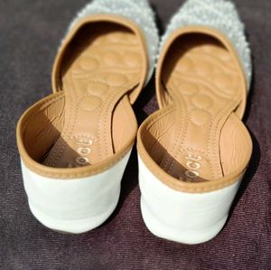 Embellished Juttis/Mojaris - White