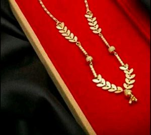 Elegant Gold Leaf Design Necklace