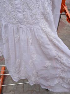 white chikankari kurti