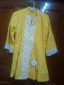 bundle of 2 tops offwhite and yellow