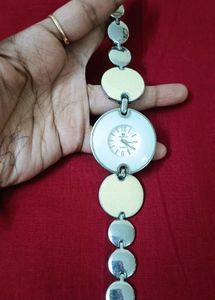 Stylish Women's Watch with Round Dial