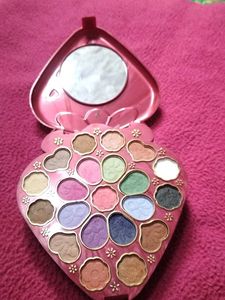 Cute Strawberry Make-Up Kit
