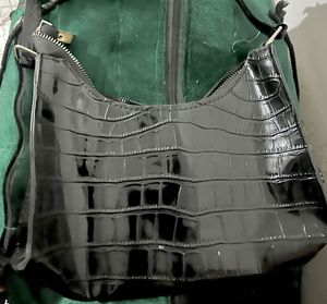 Chic Black Croc Embossed Shoulder Bag