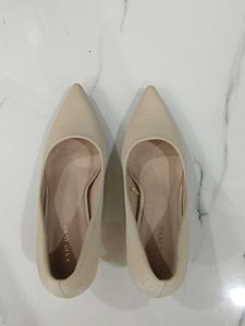 BRAND NEW Nude Pumps