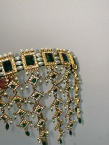 Elegant Emerald &amp; Pearl Choker Necklace