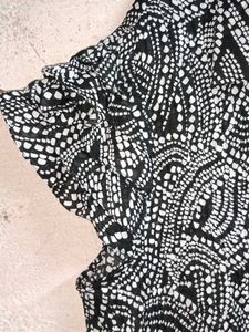 Stylish Black &amp; White Patterned Top