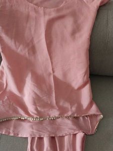 Elegant Pink Saree with Delicate Trim