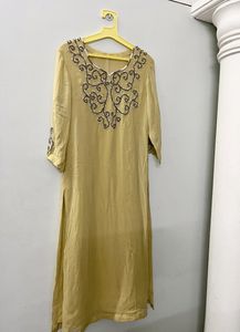 Partywear Kurta And Red Jhuttis Combo