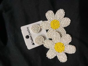 pair of Daisy Pearl Flower Earrings