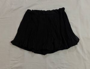 Black Pleated Short