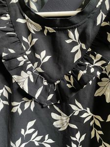 Veramoda Chic Floral Sleeveless Top