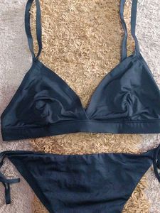 Black seamless bikini set.