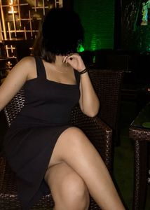 🖤Sleek Black Midi Dress with Slit🖤