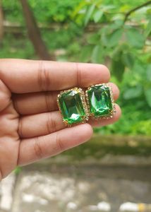 Classic Fashion Emarald Earrings With Diamonds Around It