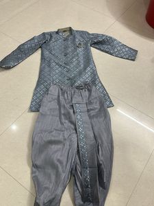 Elegant Grey Kurta with Intricate Pattern