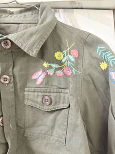 Denim cropped embroidered shirt